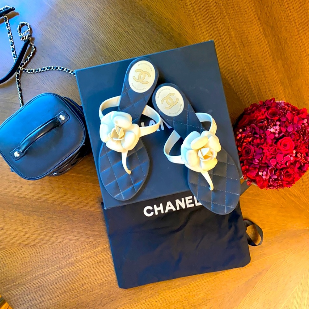 Chanel black and white flip flop size38